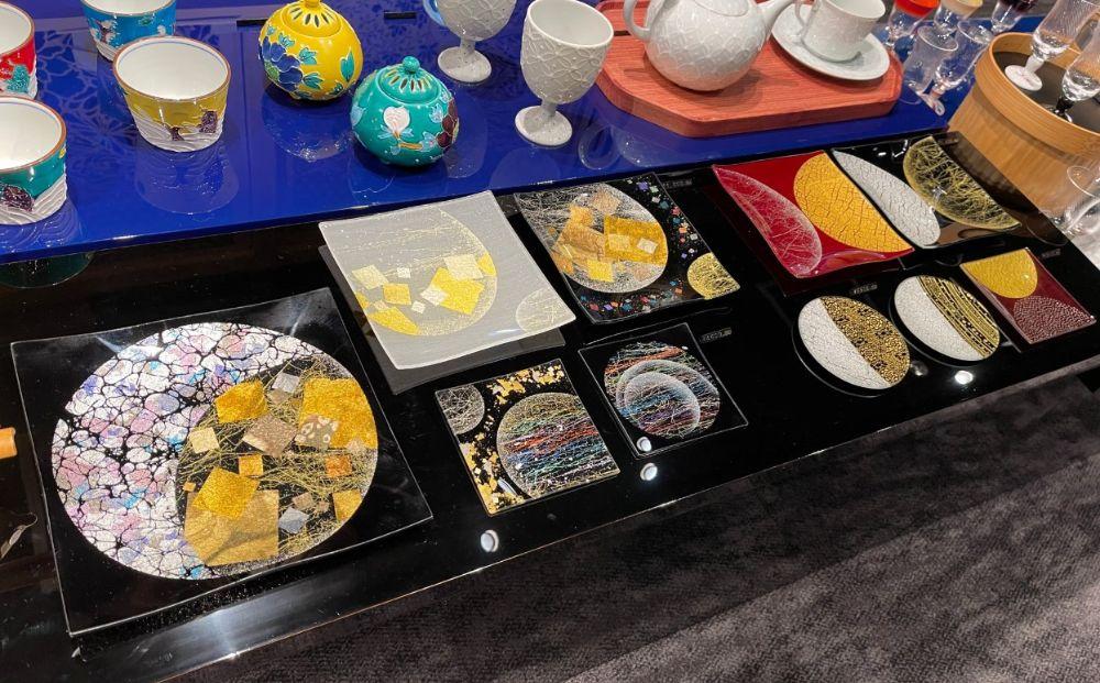 金彩工芸山田】金彩友禅ガラスの器 和菓子皿 双子月（赤黒） 261009_B