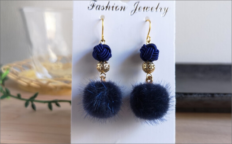 藍色（ネイビー）＊水引ピアス/玉結びとフェイクファーのピアス