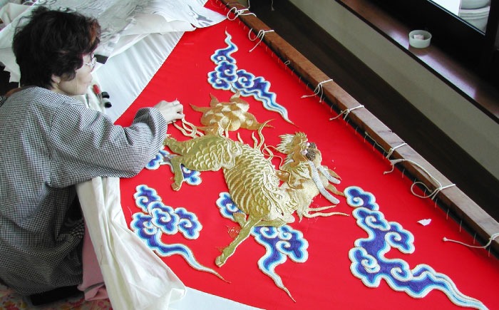 刺繍額装 龍舟競渡 円形額 伝統工芸品 額装用 日本刺繍 「飛天」台生地「金」×額装「ゴールド」 刺繍 伝統