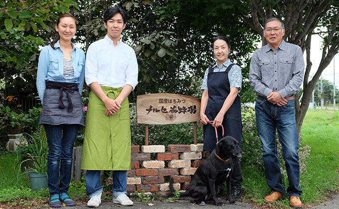 国産純粋蜂蜜】北海道産 アカシア蜂蜜 1kg ビン入り［ナルセ養蜂場